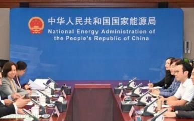 国家能源局局长王宏志在京会见来访的香港中华煤气有限公司主席李家杰