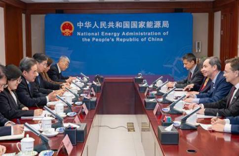 国家能源局局长王宏志会见法国电力集团 CEO 丰塔纳 共商能源领域合作事宜
